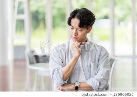 一位憂心忡忡的商人。 126906025