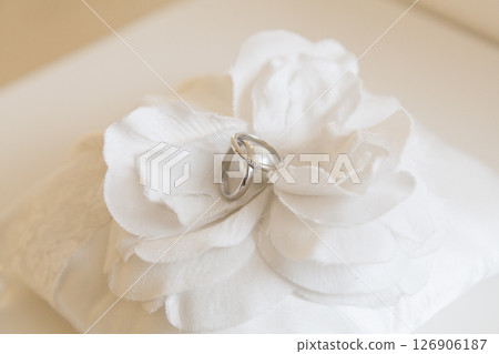 結婚戒指和訂婚戒指求婚 126906187