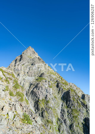 [Mountain material] Mt. Yari and the Higashikama Ridge in early autumn [Nagano Prefecture] 126906287