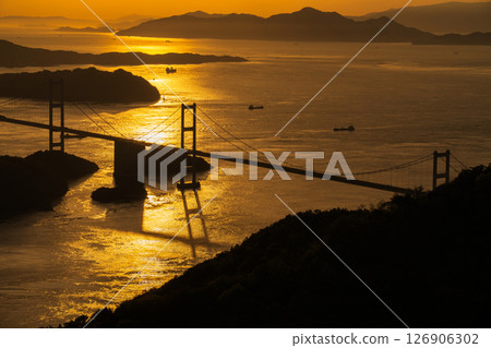 《愛媛郡》來島海峽大橋的夕陽與龜老山展望台的景色 126906302