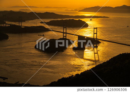 《愛媛郡》來島海峽大橋的夕陽與龜老山展望台的景色 126906306