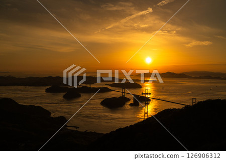 《愛媛郡》來島海峽大橋的夕陽與龜老山展望台的景色 《愛媛郡》來島海峽大橋的夕陽與龜老山展望台的景色 126906312