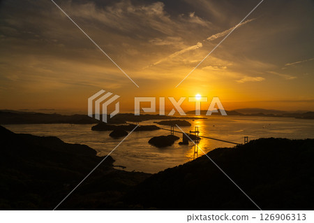 《愛媛郡》來島海峽大橋的夕陽與龜老山展望台的景色 《愛媛郡》來島海峽大橋的夕陽與龜老山展望台的景色 126906313