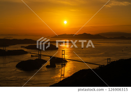 《愛媛郡》來島海峽大橋的夕陽與龜老山展望台的景色 《愛媛郡》來島海峽大橋的夕陽與龜老山展望台的景色 126906315