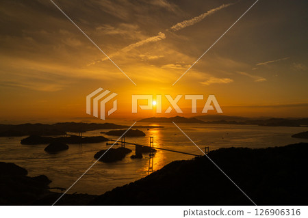 《愛媛郡》來島海峽大橋的夕陽與龜老山展望台的景色 126906316