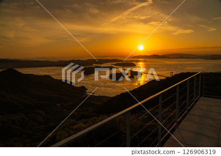 《愛媛郡》來島海峽大橋的夕陽與龜老山展望台的景色 126906319