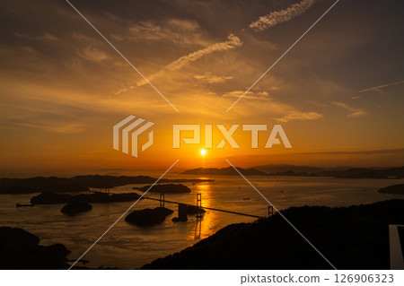 《愛媛郡》來島海峽大橋的夕陽與龜老山展望台的景色 《愛媛郡》來島海峽大橋的夕陽與龜老山展望台的景色 126906323