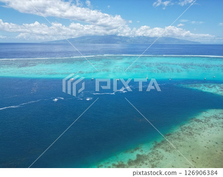塔希提島莫雷阿島潟湖海岸的鳥瞰圖 塔希提島莫雷阿島潟湖海岸的鳥瞰圖 126906384