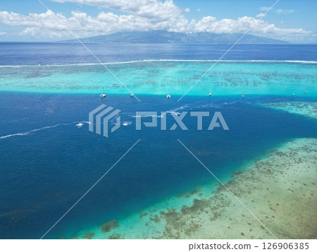 塔希提島莫雷阿島潟湖海岸線的鳥瞰圖 塔希提島莫雷阿島潟湖海岸線的鳥瞰圖 126906385