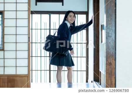 高中女生上下學、回家、入口 126906780