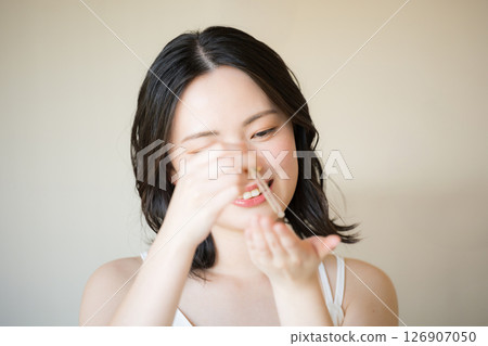 一位女士將乳液或精華液滴在手上 — — 美麗和美麗的形象 一位女士將乳液或精華液滴在手上 — — 美麗和美麗的形象 126907050