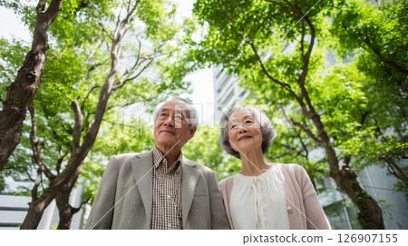 Senior couple surrounded by greenery in the city 126907155