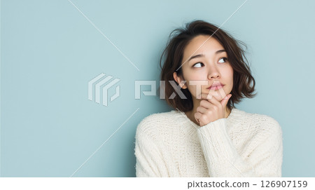 一位日本女性深思的表情 一位日本女性深思的表情 126907159