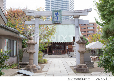 [日本] 東京中央區住吉大社的正殿、鳥居與參拜道 126907192