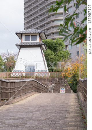 [Japan] An unmanned promenade in a park in Chuo Ward, Tokyo, and a traditionally designed building standing beyond it 126907195