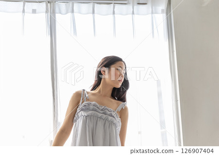 放鬆在屋子裡的婦女 126907404