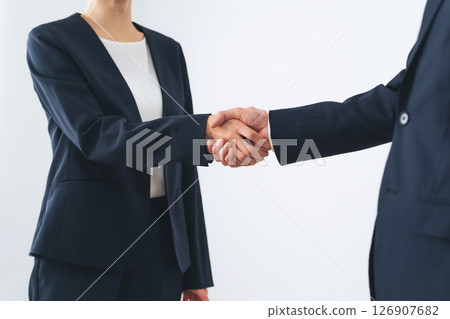 男性和女性商人握手 126907682