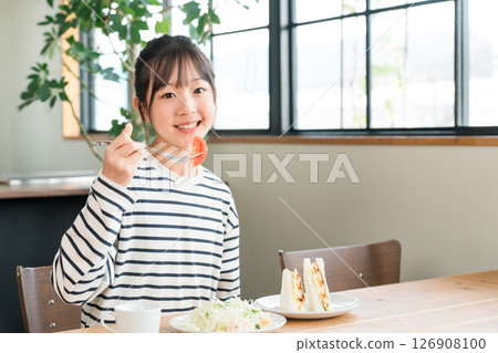 番茄、小學生和國中生女孩吃蔬菜 126908100