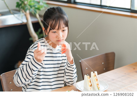 不喜歡蔬菜,喜歡和不喜歡,不能吃西紅柿,小學生女孩,孩子 不喜歡蔬菜,喜歡和不喜歡,不能吃西紅柿,小學生女孩,孩子 126908102