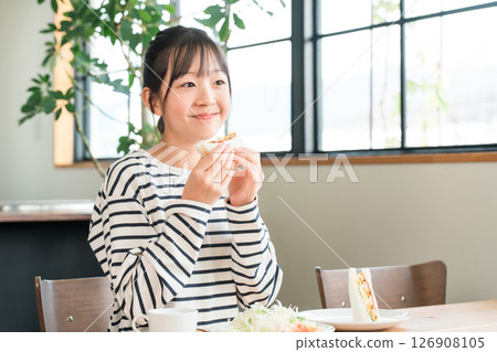 麵包，小學生女孩吃三明治，孩子（咬，吃） 126908105