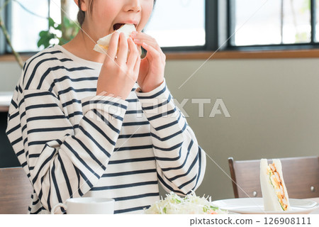 麵包，小學生女孩吃三明治，孩子（咬，吃） 126908111
