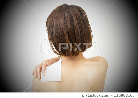 一位肩上敷有敷布的女士的後背 126908163