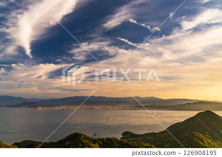 《愛媛郡》來島海峽的日落與龜老山展望台的景色 《愛媛郡》來島海峽的日落與龜老山展望台的景色 126908195