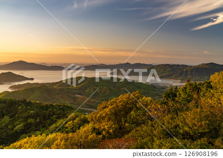 《愛媛郡》來島海峽的日落與龜老山展望台的景色 126908196