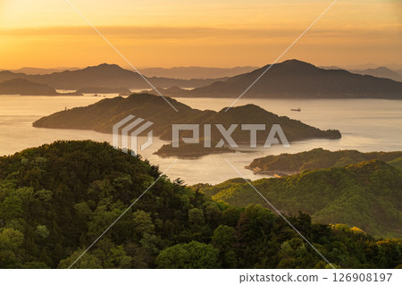 《愛媛郡》來島海峽的日落與龜老山展望台的景色 《愛媛郡》來島海峽的日落與龜老山展望台的景色 126908197