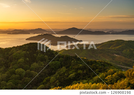 《愛媛郡》來島海峽的日落與龜老山展望台的景色 126908198