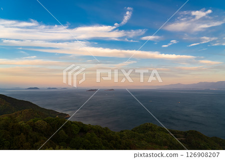 《愛媛郡》來島海峽的日落與龜老山展望台的景色 126908207