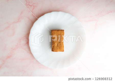 A baked confectionery on a white plate① A baked confectionery on a white plate① 126908312