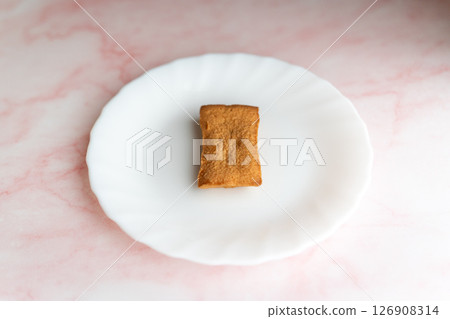 白色盤子裡的烤點心③ 126908314