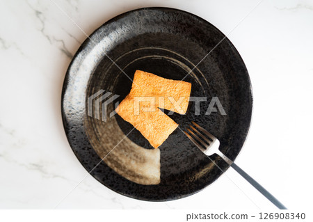 黑色盤子上引人注目的兩款烘焙食品② 126908340