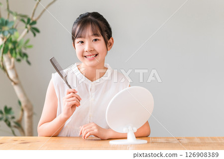 Children, girls, elementary school students, and junior high school students styling their hair in the mirror 126908389