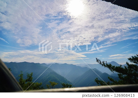 連綿起伏的山脊映襯著藍天 連綿起伏的山脊映襯著藍天 126908413