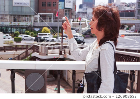 A business person in his 50s working in the city 126908652