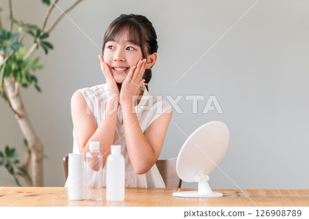 痤瘡護理、皮膚護理、照鏡子化妝的孩子、女孩、小學生、國中生 126908789
