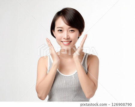 可愛的年輕女模特，笑容燦爛，肌膚年輕、緊緻、容光煥發 126908790