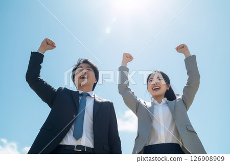 兩位商人在藍天下慶祝他們的成功 126908909