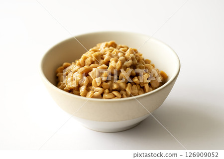 白色背景下的納豆粉 白色背景下的納豆粉 126909052