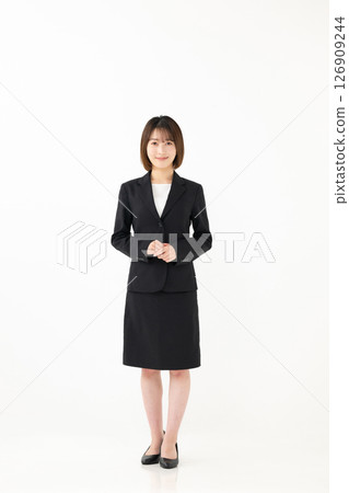 站立在衣服的婦女 站立在衣服的婦女 126909244