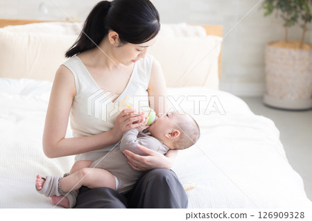 Mother who makes the baby drink milk 126909328