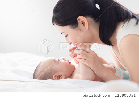 寶貝和媽媽 126909351