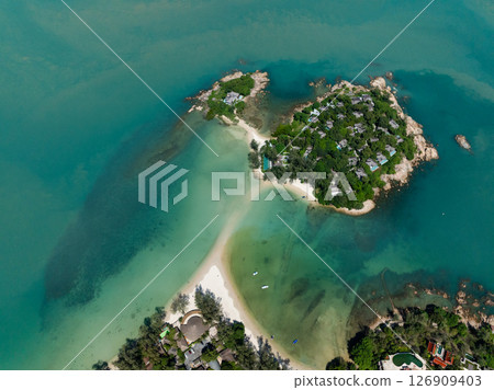 Tropical island with luxury villas surrounded by clear turquoise water, white sandy beaches, and lush greenery. Koh Samui, Thailand. 126909403