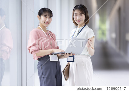 看電腦的女商人 126909547