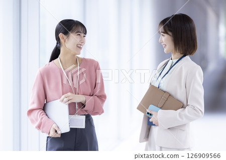 Business woman consulting in the hallway 126909566