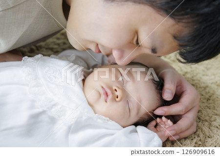 寶寶和爸爸一起午睡 126909616
