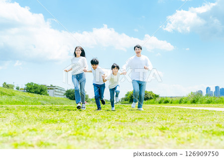 一家人在藍天草地上奔跑 一家人在藍天草地上奔跑 126909750