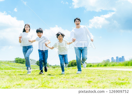 一家人在藍天草地上奔跑 126909752